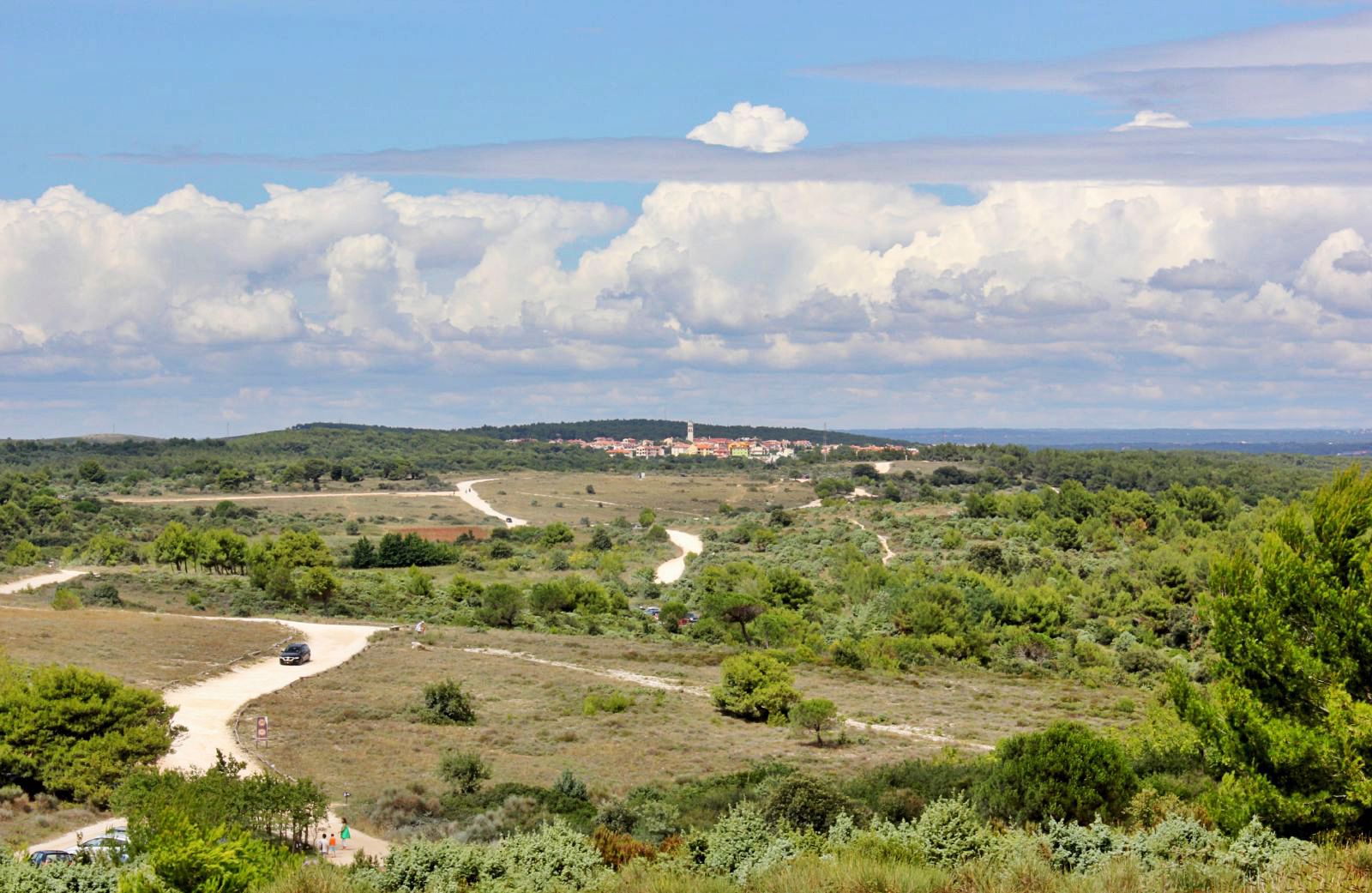 Het groene, onbebouwde landschap van Kaap Kamenjak met Premantura op de achtergrond