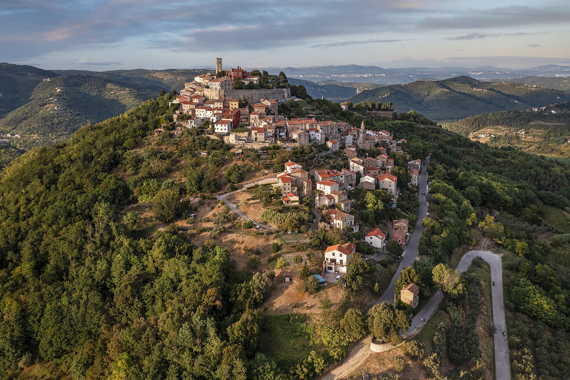 Luchtfoto van het heuveldorp Motovun in het groene binnenland van Istrië
