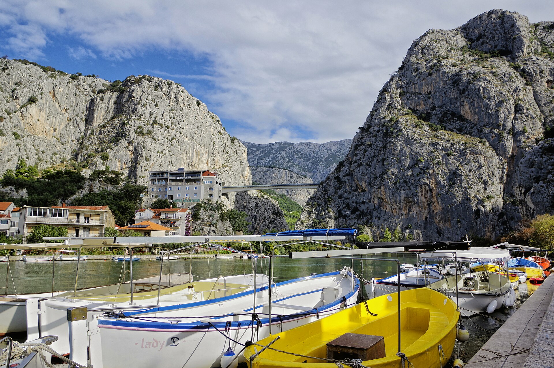 Bootjes op de rivier de Cetina bij Omiš met steile rotswanden