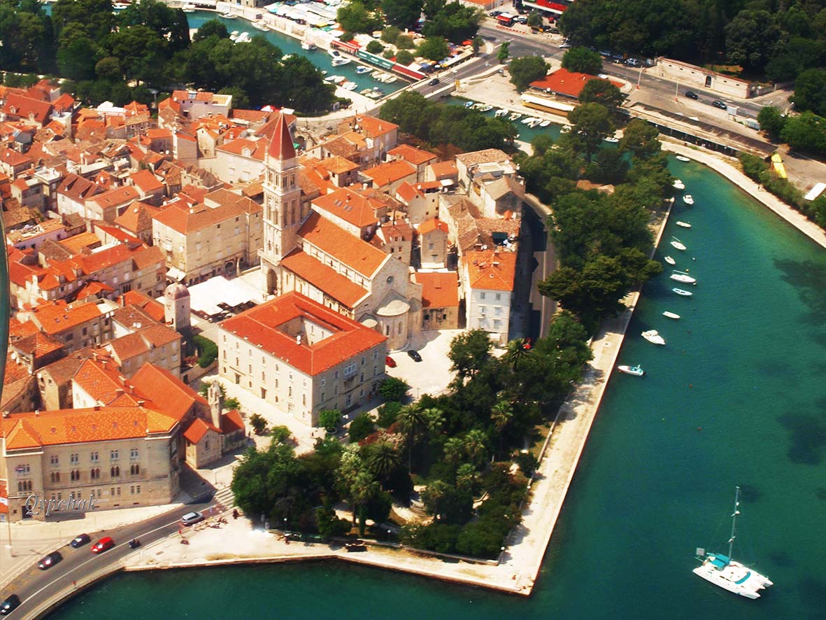 Luchtfoto van de oude stad van Trogir met rode daken en de kathedraaltoren