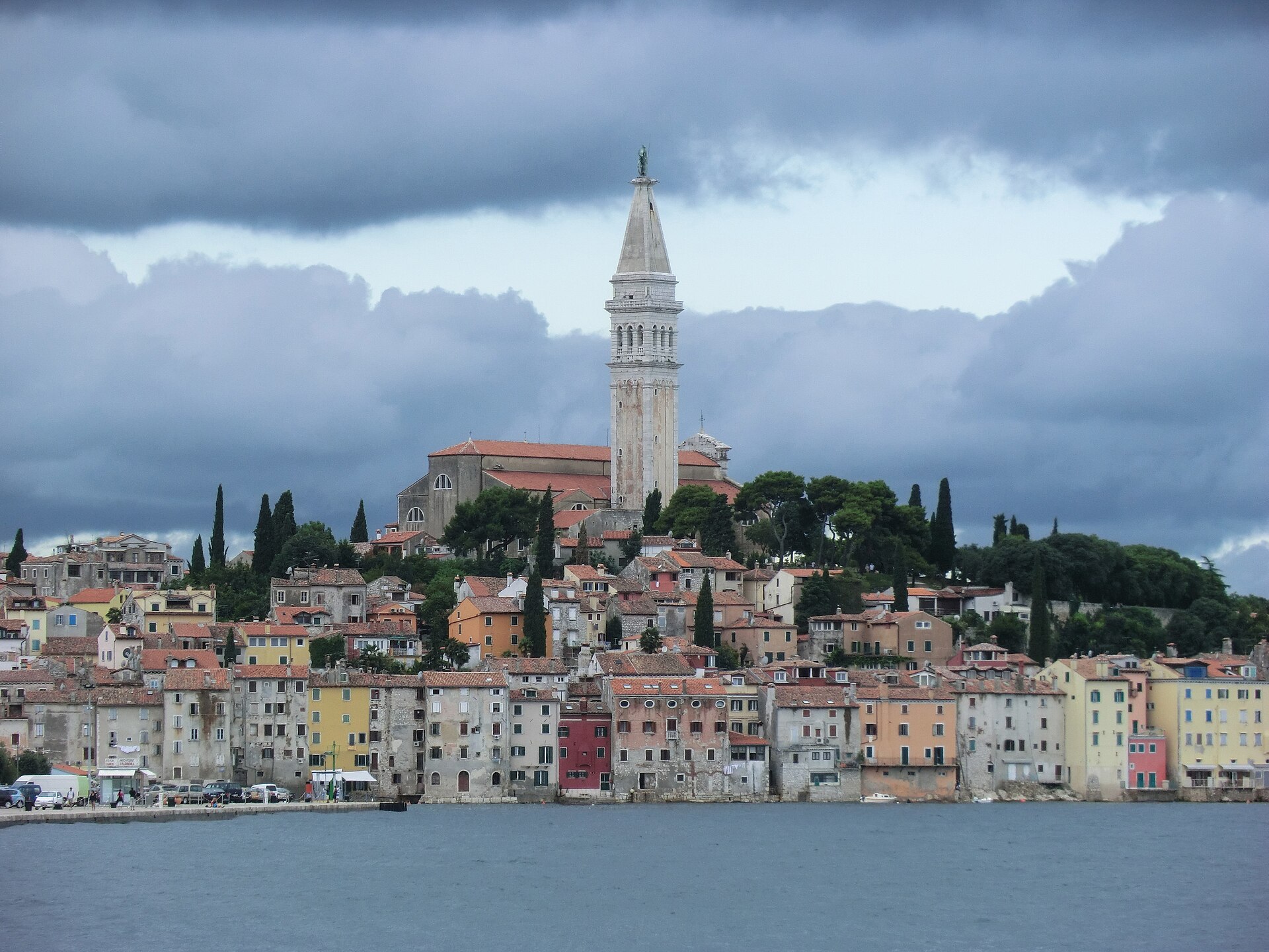 De oude stad van Rovinj op een schiereiland, met de toren van de Sint-Eufemiakerk