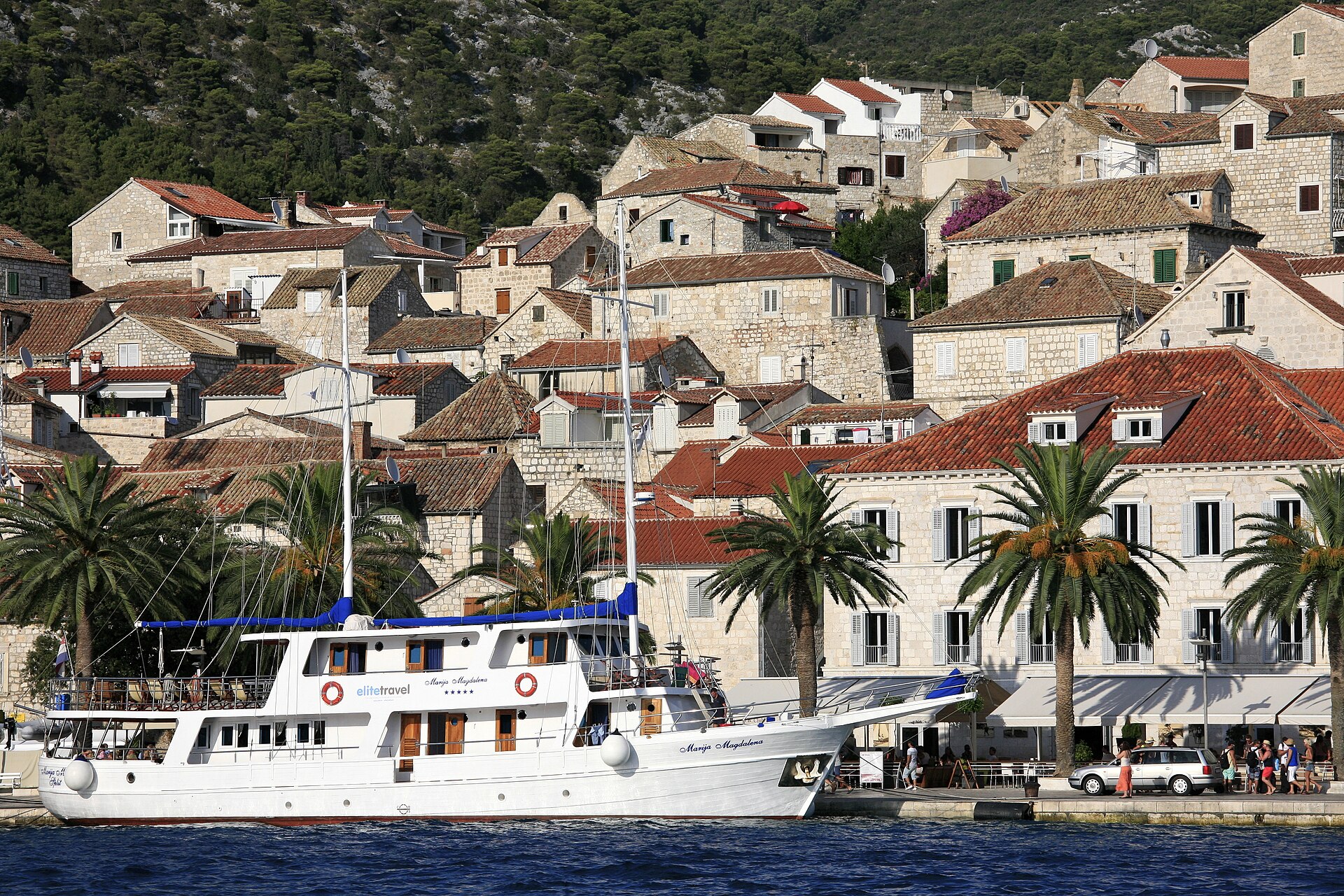 Stenen huizen aan de haven van Hvar stad