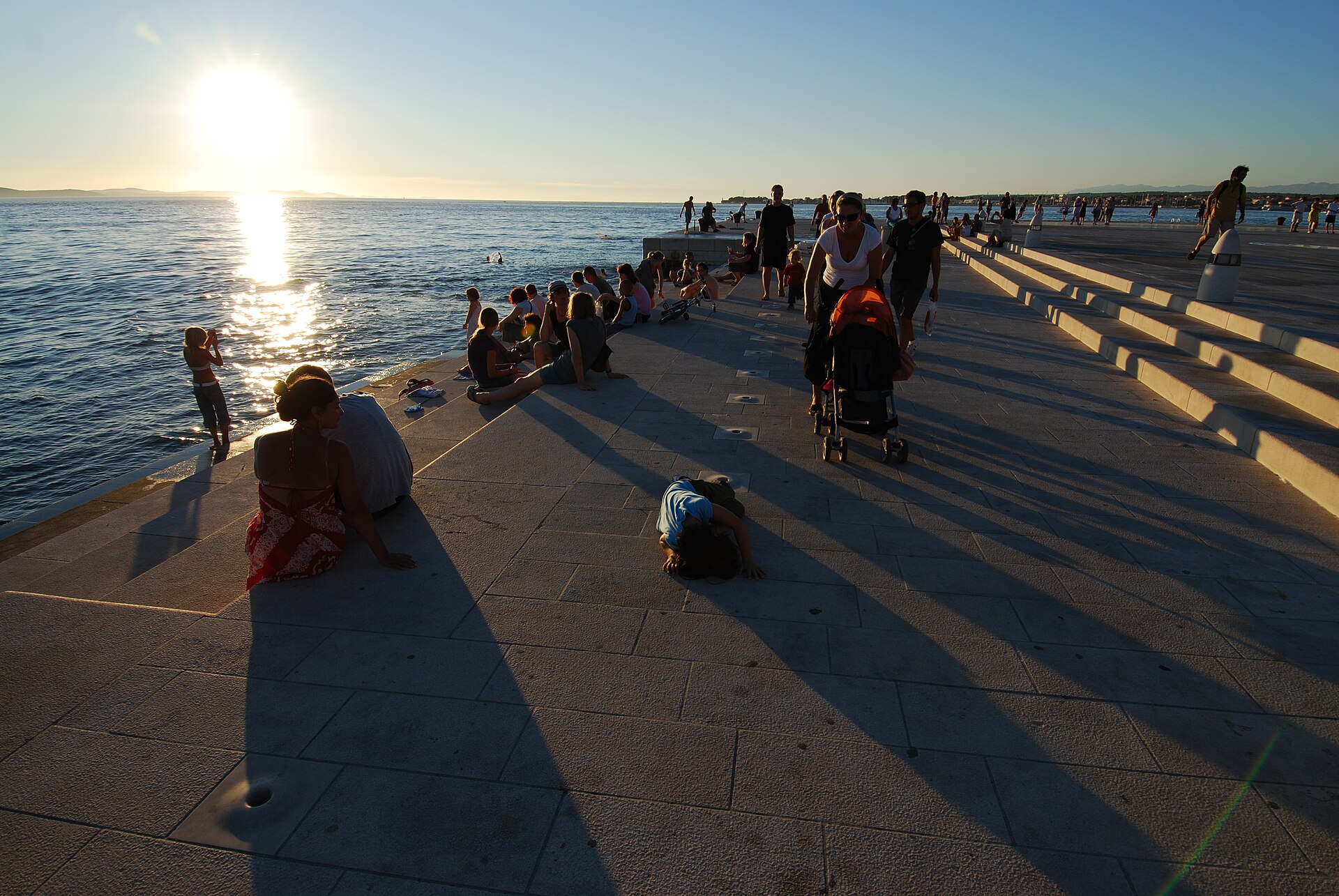 Zonsondergang bij de Zeeorgel aan de waterkant van Zadar