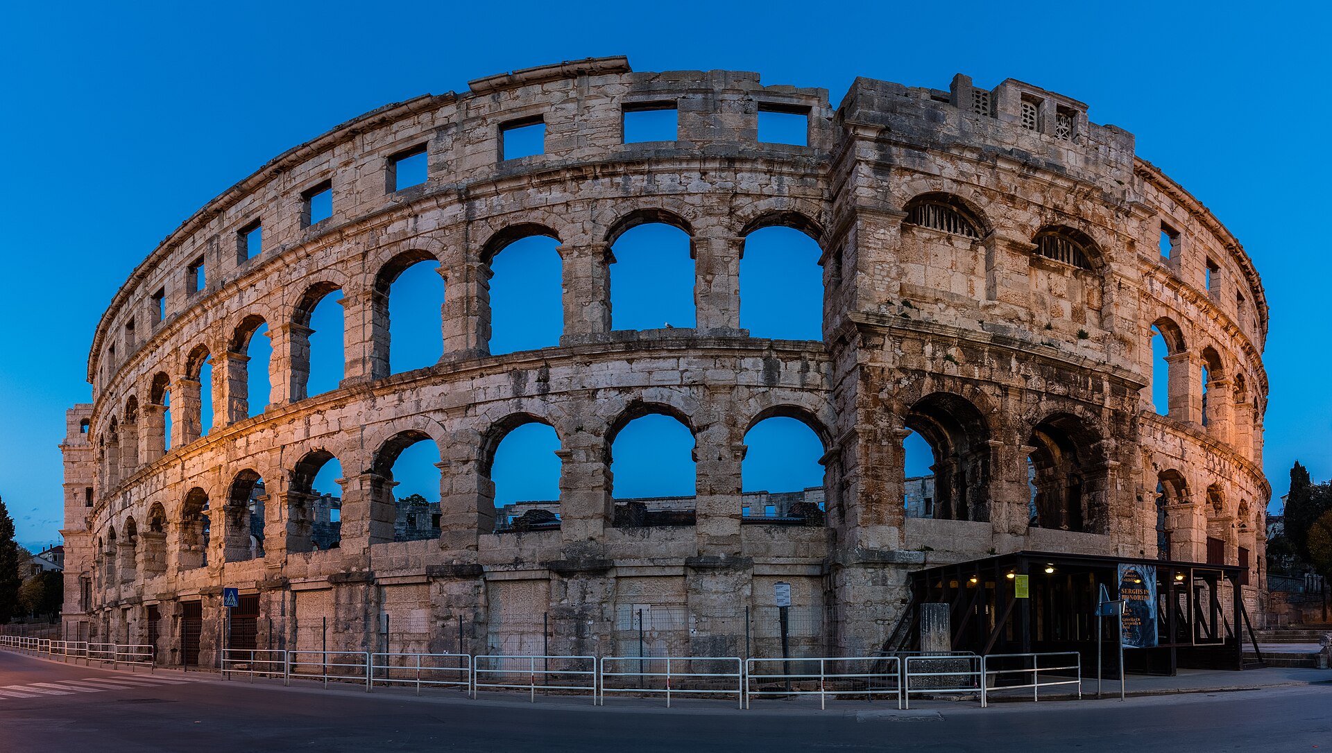 Het Romeinse amfitheater van Pula in de avond
