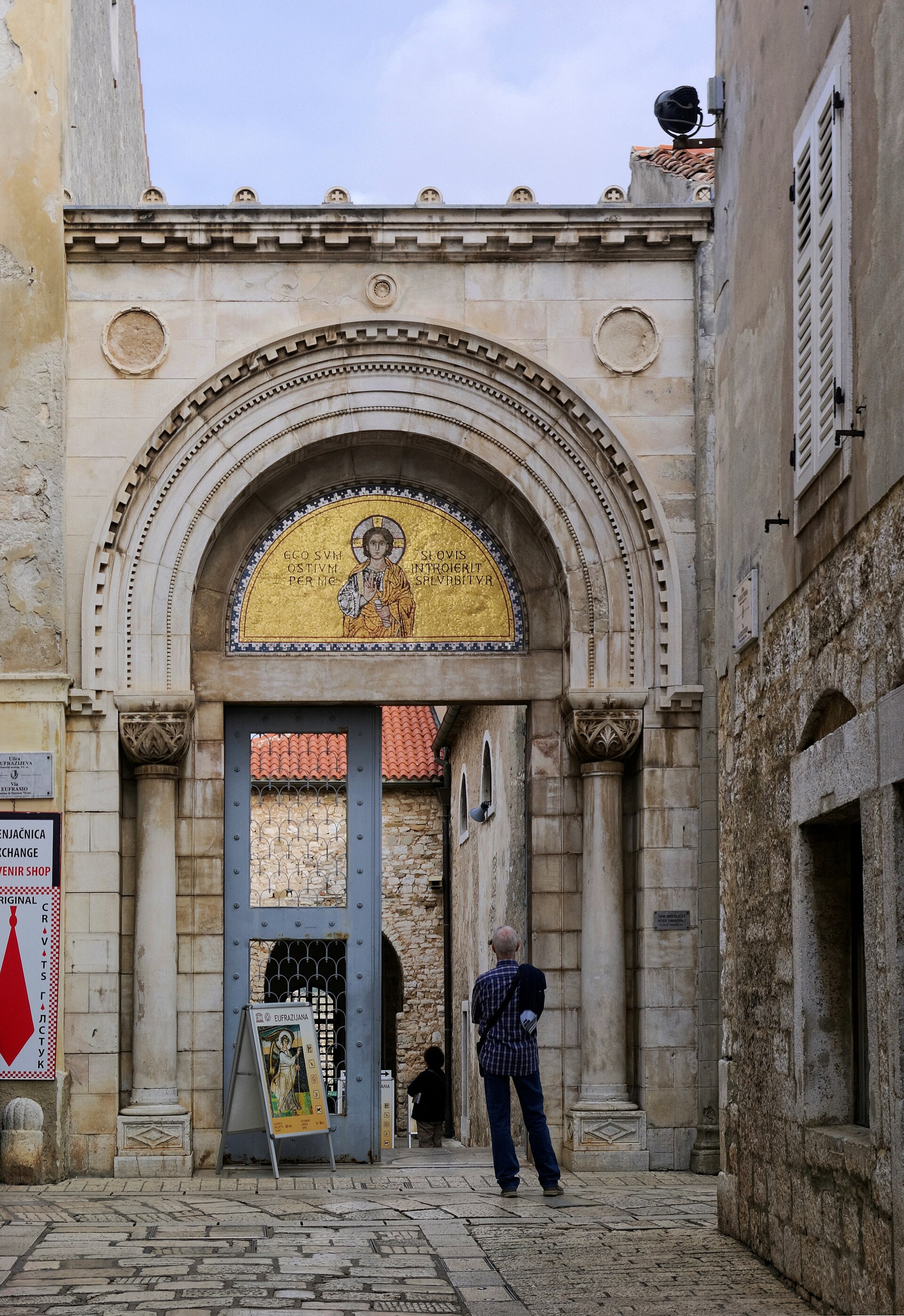 Ingang van de Euphrasiusbasiliek in het oude centrum van Poreč