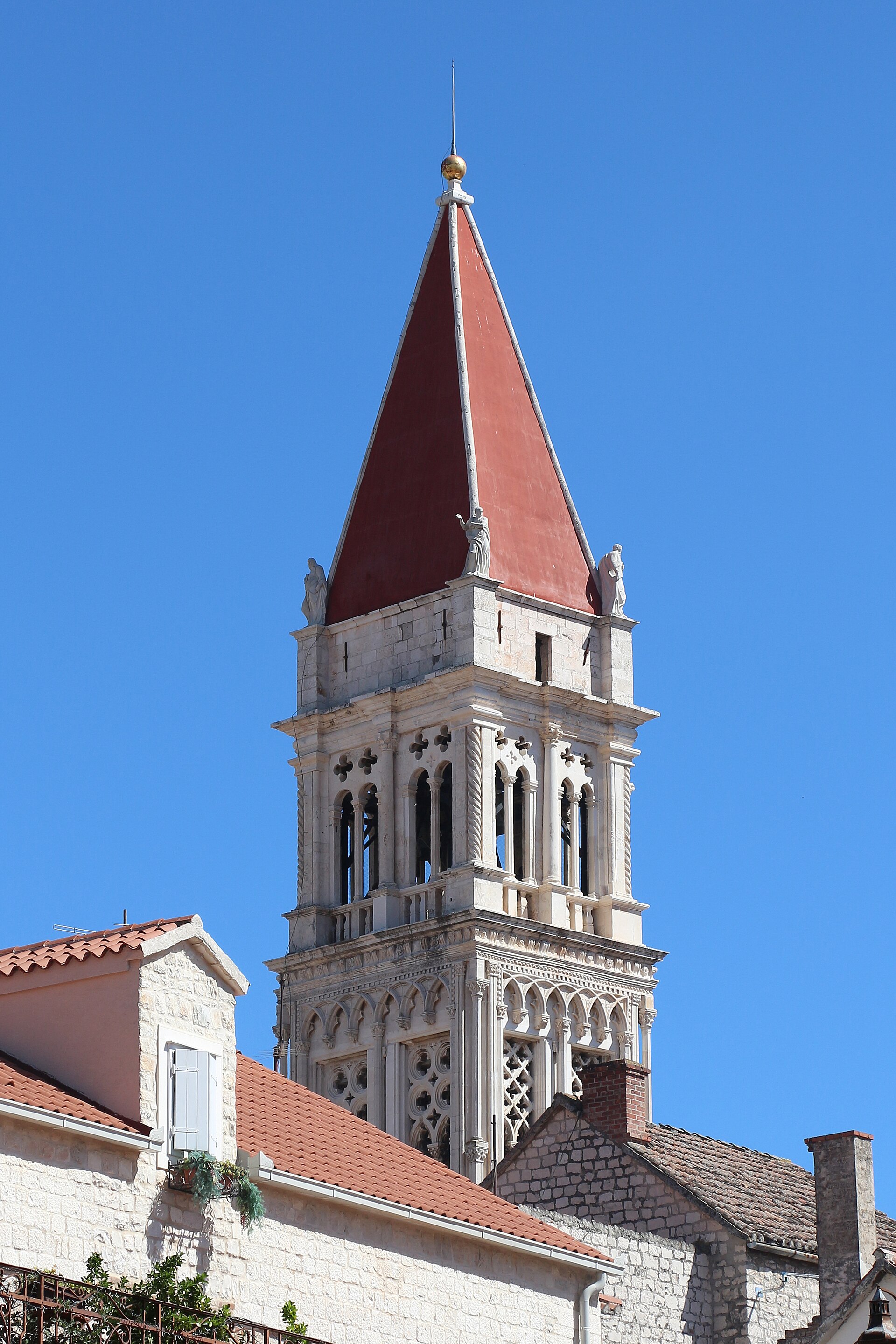 De klokkentoren van de Sint-Laurentiuskathedraal boven de daken van Trogir