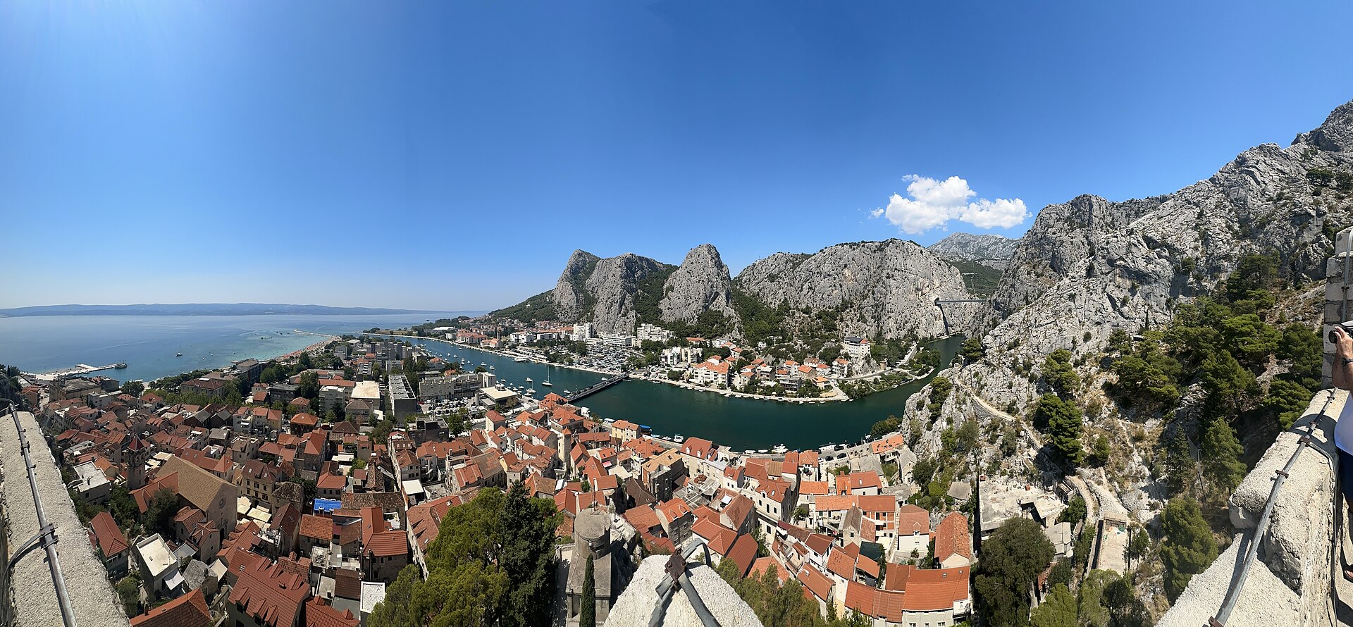 Uitzicht vanaf vesting Mirabella over de daken van Omiš en de rivier richting zee