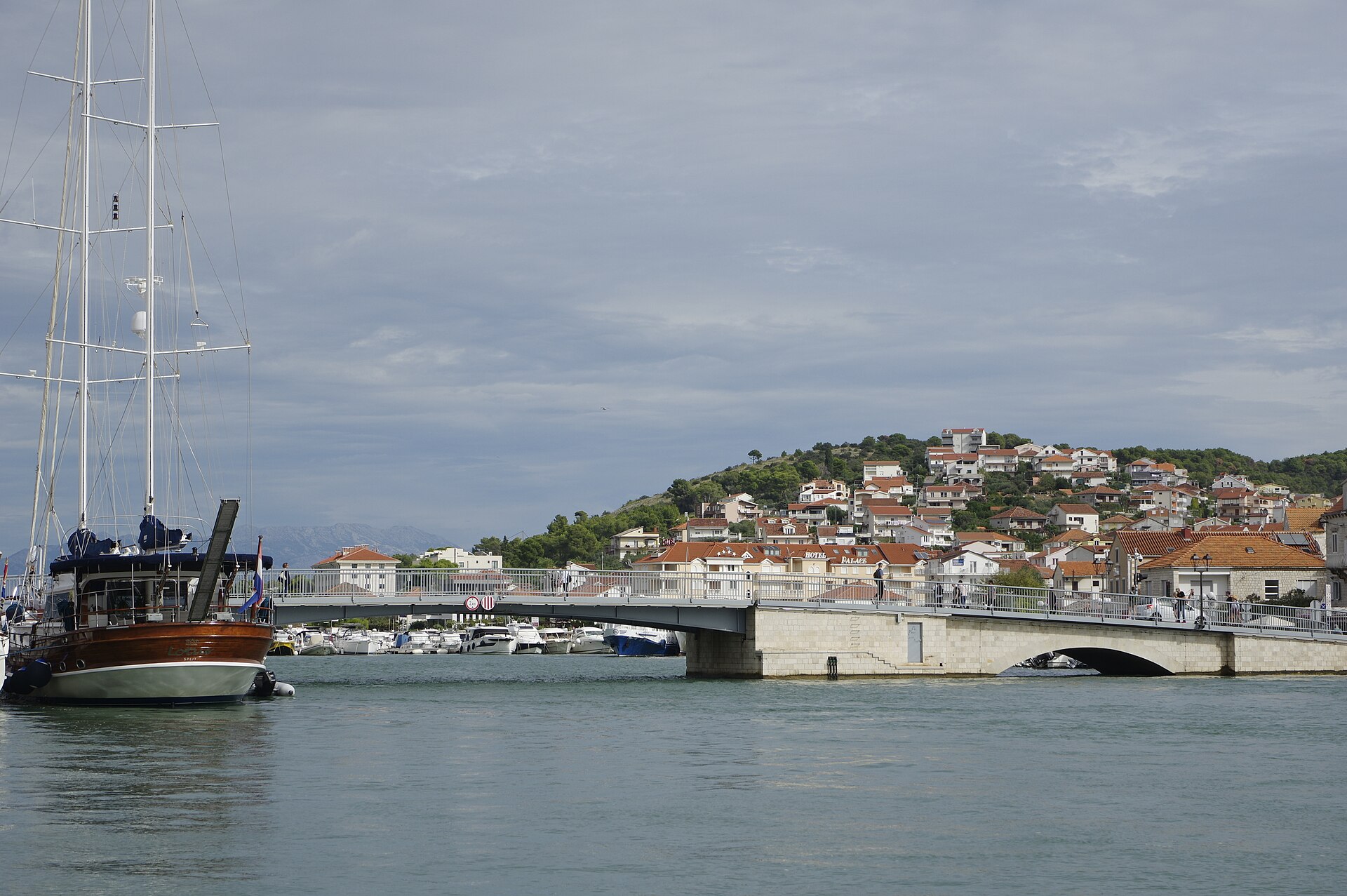 De brug tussen het oude centrum van Trogir en het eiland Čiovo