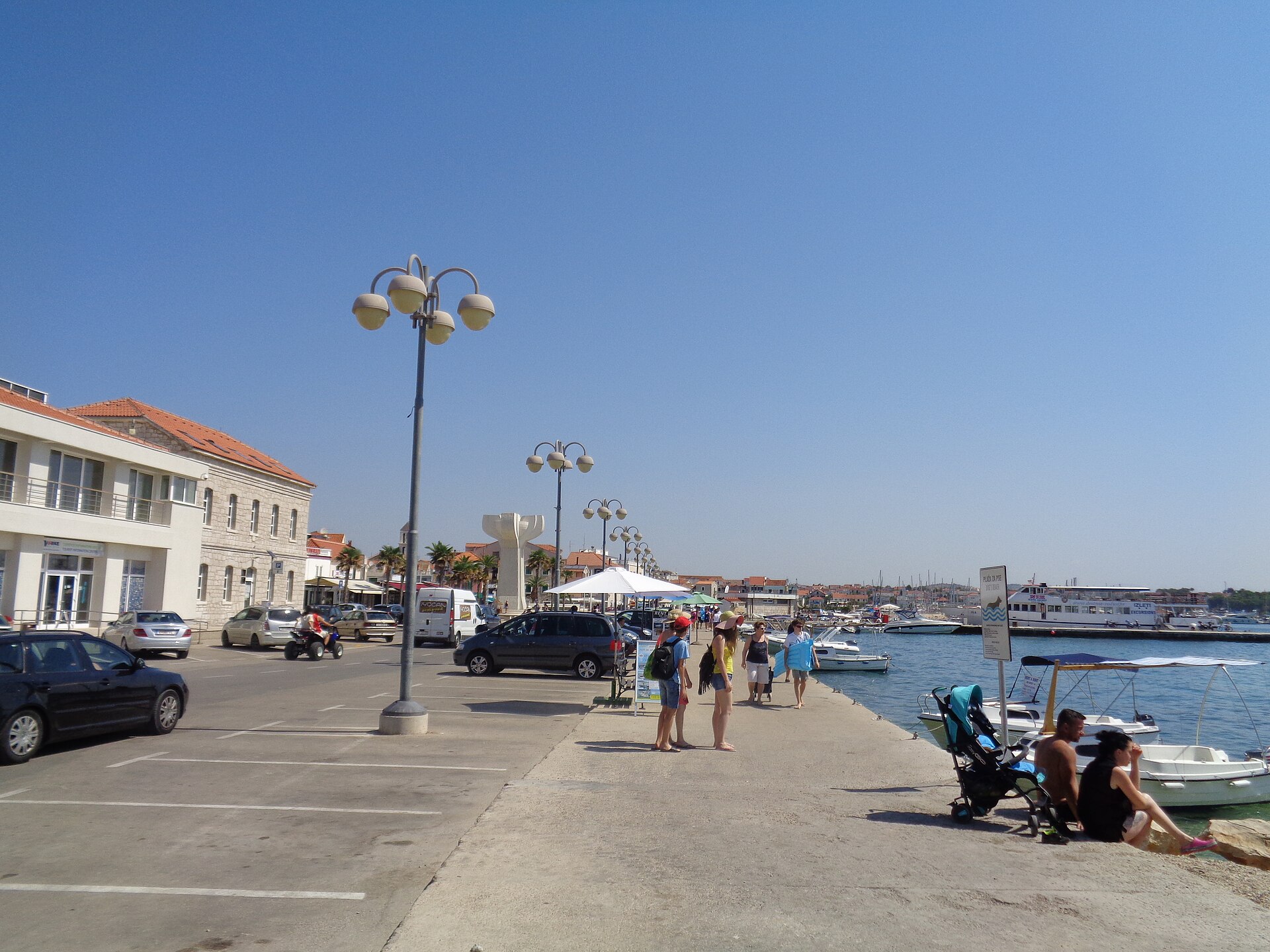 De boulevard langs de haven van Vodice