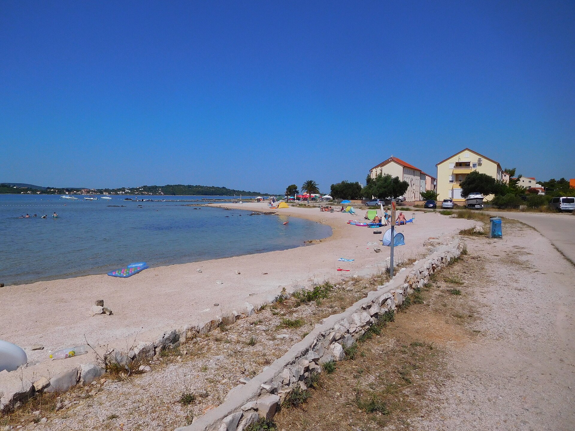 Het strand van Srima, naast Vodice, met ondiep water en appartementen